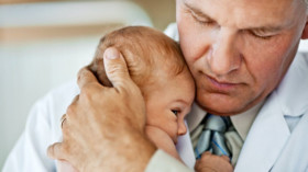  Wurde ein Baby geschüttelt, müssen Ärzte sofort Bescheid wissen. So können sie schnell mit der Therapie beginnen, das Leben des Babys vielleicht retten und Spätfolgen abmildern. © Jim Erickson / plainpicture 