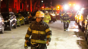  New Yorker Feuerwehrleute, nachdem sie den Brand in der Bronx gelöscht haben © Amir Levy/Getty Images 