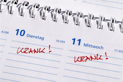 Arbeitsunfall oder nicht? Mitarbeiter verstirbt kurz nach Dienstreise