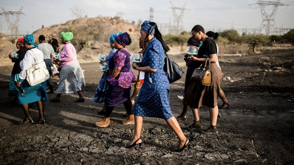 Die Frauen der Minenarbeiter kämpfen für mehr Mitspracherecht. Am 16. August 2017 jährte sich das Massaker von Marikana zum fünften Mal, hier sieht man die Witwen auf dem Weg zur Gedenkfeier. © Gulshan Khan/AFP/Getty Images