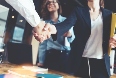 Zeugnispflicht: Azubis steht ein Arbeitszeugnis zu