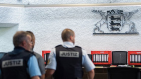  Am Landgericht Stuttgart stehen drei Menschen vor Ort, die eine Frau in die Türkei entführt und dort zwangsverheiratet haben sollen. © Sebastian Gollnow/dpa 