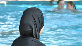  Ein Mädchen im Burkini in einem Freibad in Freiburg (Archivbild) ©Rolf Haid