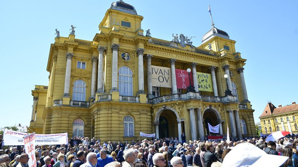 Die einen klammern sich an Traditionen, die anderen wollen das Land von totalitären Symbolen befreien: Demonstration in Zagreb vor dem Kroatischen Nationaltheater am 6. Mai 2017 für eine Umbenennung des Tito-Platzes. © Alen Gurovic/NurPhoto/Getty Images