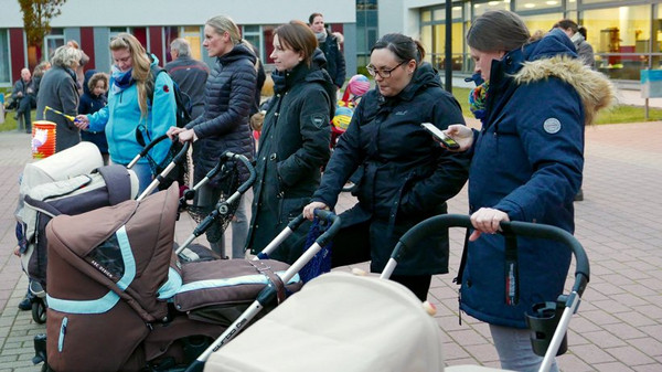Mütter warten vor der Kinderklinik in Gelsenkirchen – eine Szene aus dem Dokumentarfilm "Elternschule". © Zorro Film