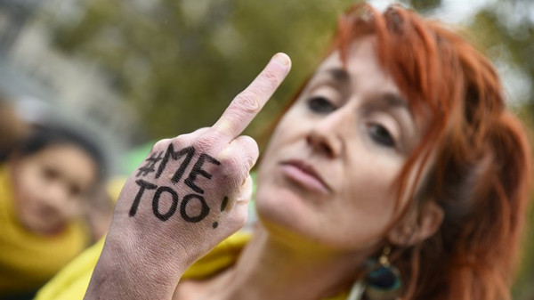 "MeToo" und Mittelfinger: eine Demonstrantin auf einer Anti-Sexismus-Kundgebung in Paris © Bertrand Guay / AFP/Getty Images