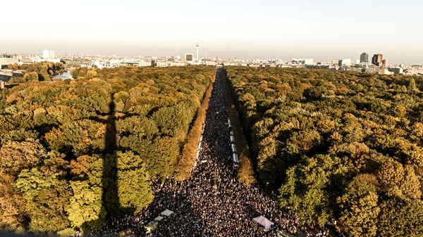 Die #unteilbar-Demo am 13. Oktober: Bis zum Horizont Menschen, die ein gemeinsamer Wunsch eint – und das hat nichts mit Esoterik zu tun. © Carsten Koall/Getty Images