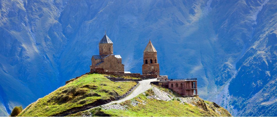 Georgien - Kloster vor Bergkulisse