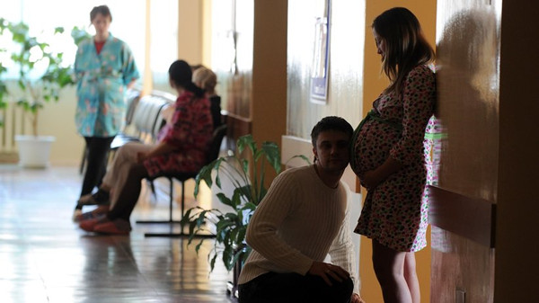 Schwangere in Belarus sind verpflichtet, ein gesundes Baby zur Welt zu bringen. Die Geburtenrate steigt wieder, Präsident Lukaschenko freut sich. © Viktor Drachev/AFP/Getty Images