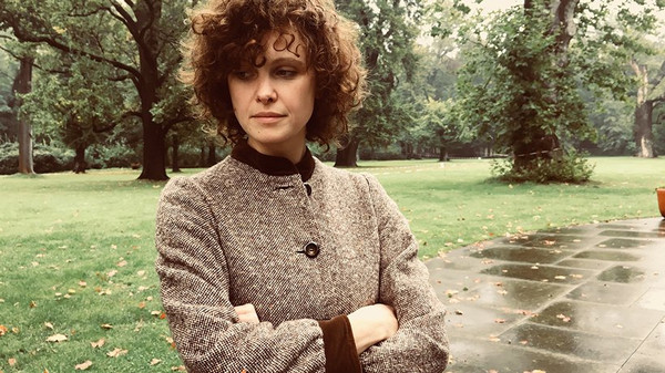 Die Autorin in einem Tweed-Samtmantel ihrer Großmutter © Benjamin Herrman Die Autorin in einem Tweed-Samtmantel ihrer Großmutter © Benjamin Herrman
