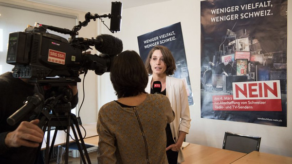 Anfang Janaur in Bern während einer Pressekonferenz des Komitees "Nein zum Sendeschluss", das gegen die Volksinitiative "No Billag" kämpft © Anthony Anex/Keystone/dpa