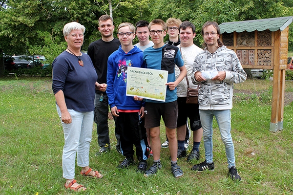 Schüler werkeln für Wildbienen Spendenerlös aus Artenschutzprojekt an NABU übergeben