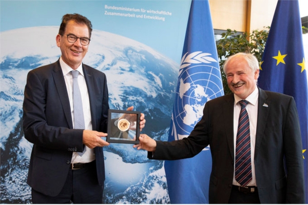 Stiftungsvorsitzender erhält Medaille Verleihung der Eine-Welt-Medaille an Olaf Tschimpke
