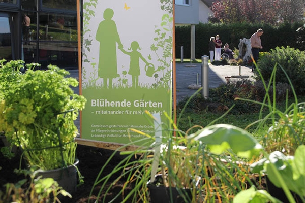 Blühende Gärten in Pflegeeinrichtungen NABU-Projekt auf 4.000 Quadratmetern