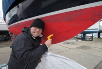 Beizen und kratzen – wie man Antifouling entfernt