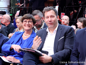 Saskia Esken und Lars Klingbeil in Publikum beim Debattenkonvent. Foto: Liesa Johannssen