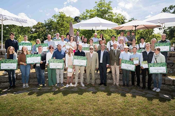 17 Bio-Betriebe erhalten Förderpreis NABU unterstützt Umstellung auf Ökolandbau