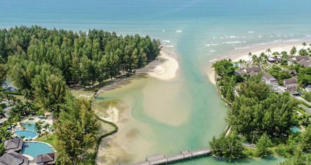 Apsara Beachfront Resort & Villa