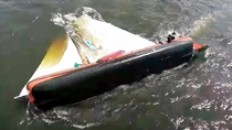 Dramatische Bilder: Skutsje kentert bei Regatta Dramatische Bilder: Skutsje kentert bei Regatta