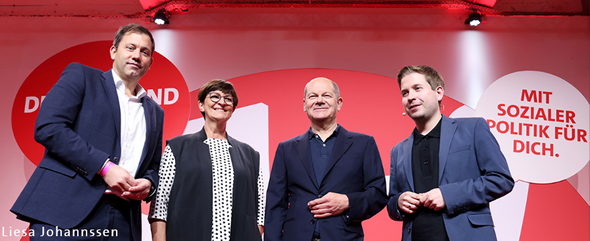 Lars Klingbeil, Saskia Esken, Olaf Scholz und Kevin Kühnert beim ersten SPD-Debattenkonvent 2022 in Berlin. Foto: Liesa Johannssen