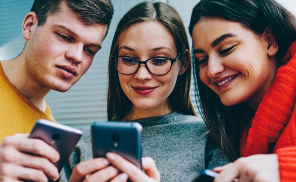 Lernende mit Smartphones (Copyright: Shutterstock/GaudiLab)