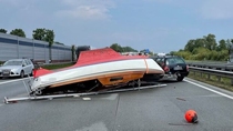 Ende einer Hängerfahrt: Liegt ein Boot auf der Autobahn ... Ende einer Hängerfahrt: Liegt ein Boot auf der Autobahn ...