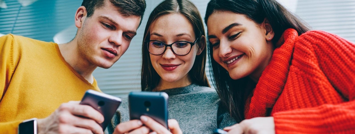 Lernende mit Smartphones (Copyright: Shutterstock/GaudiLab)