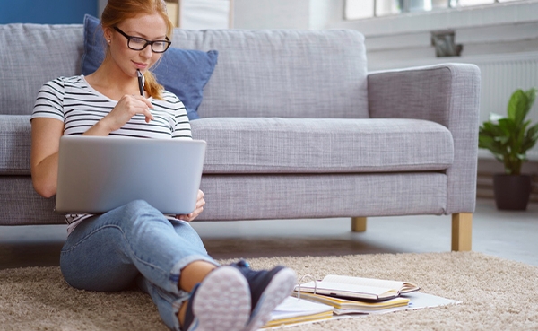 Lernende mit Smartphones (Copyright: Shutterstock/GaudiLab)