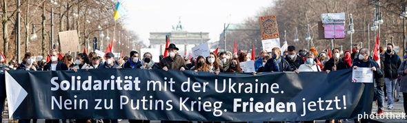 Solidarität mit der Ukraine. Nein zu Putins Krieg. Frieden jetzt! Friedensdemonstration vorm Brandenburger Tor in Berlin. Foto: photothek