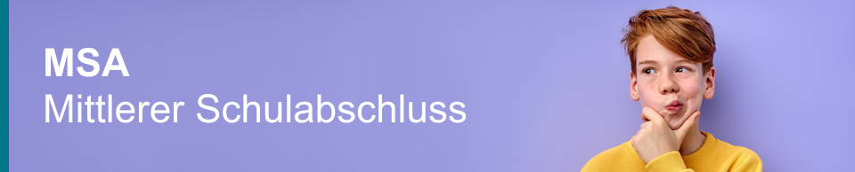 Rothaariger Junge schaut nachdenklich