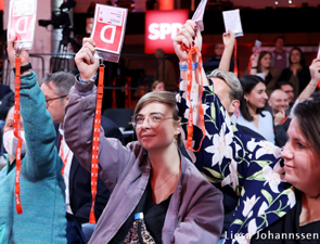 Delegierte bei der Abstimmung auf dem Debattenkonvent 2022. Foto: Liesa Johannssen
