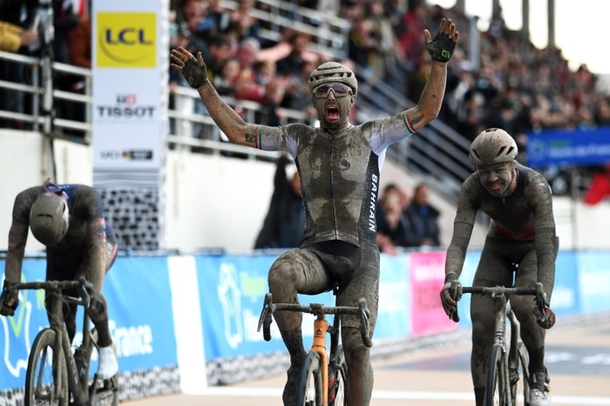 Triumph im Dreck: Colbrelli gewinnt in Roubaix