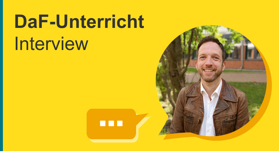 Jens Magersuppe im Interview, lächelnd, trägt braune Lederjacke und weißes Hemd.