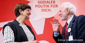 Saskia Esken und Ernst-Ulrich von Weizsäcker beim Debattenkonvent in Berlin. Foto: Liesa Johannssen