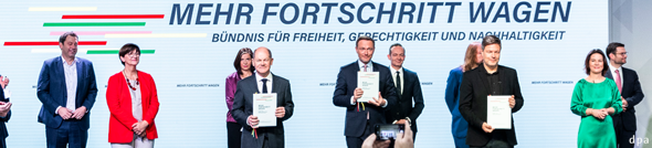 Vertreter*innen von SPD, Grüne und FPD bei der Unterzeichnung des Koalitionsvetrags am 07.12.2021. Foto dpa 