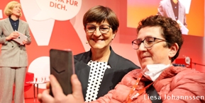 Saskia Esken macht Selfie mit Debattenkonvent-Teilnehmer*in. Foto: Liesa Johannssen