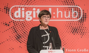 Saskia Esken bei der Eröffnung des digital:hub. Foto: Fionn Große