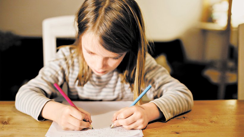 Schreiben lernen Kinder besser mit der starken Hand – deshalb ist es gut, diese früh zu kennen. © Lara Huck für DIE ZEIT