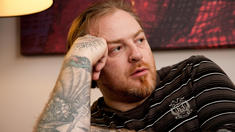 „Holländer“-Sänger sagt wegen Nazi-Tattoo ab