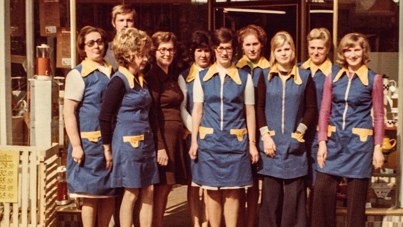  Die Verkäuferinnen des Kaufhauses Leschhorn im Jahr 1973. Frau Brunner (Mitte) feierte zehnjähriges Jubiläum als Angestellte. © privat 