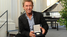 Peter Maffay trat mit kugelsicherer Weste auf Peter Maffay trat mit kugelsicherer Weste auf