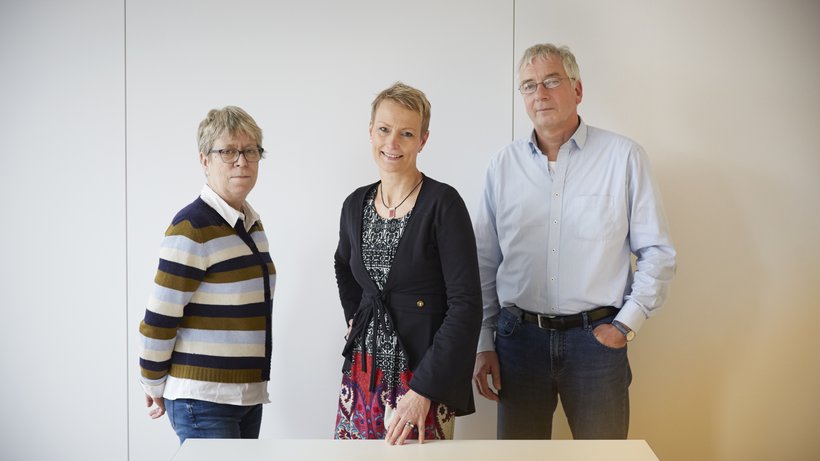 Wie steht es um die Inklusion? Die Politikerinnen Barbara Duden, SPD (links), und Stefanie von Berg, Grüne, haben dazu andere Ansichten als Pit Katzer, ehemaliger Leiter einer Stadtteilschule. © Kathrin Spirk für DIE ZEIT