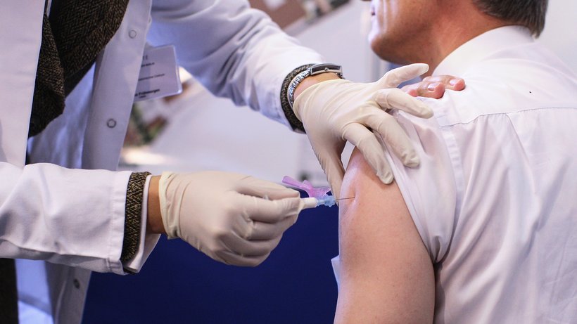 Eine Ärztin führt am Berliner Charité-Klinikum eine Impfung durch. © Andreas Rentz/Getty Images