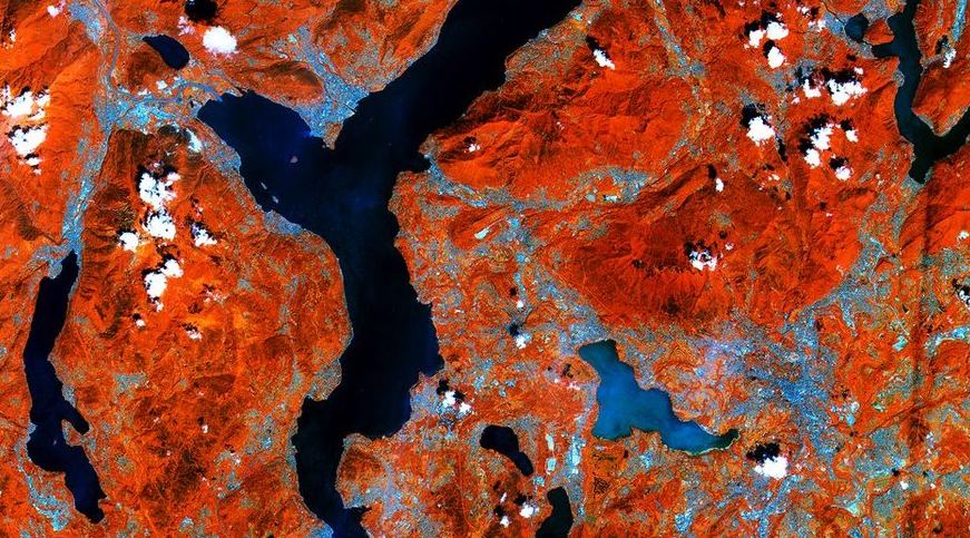 Dank Infrarot-Kanal der Kamera leuchten die italienischen Alpen auf diesem Bild in grellem Rot, während Seen wie der Lago Maggiore tiefblau erscheinen. © Copernicus Sentinel data (2015)/ESA