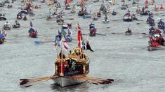 Pompöse Parade für eine ausgelassene Queen