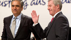 Jain und Fitschen gut gelaunt vor Mitarbeitern