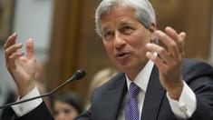 Bankchef gibt Strategie-Fehler zu