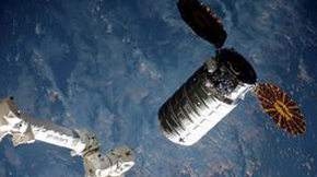 Der Cygnus-Raumfrachter macht an der ISS Platz für die kürzlich in Florida gestartete Dragon-Kapsel der Firma SpaceX. Diese bringt 2.700 Kilogramm Nachschub ins All.