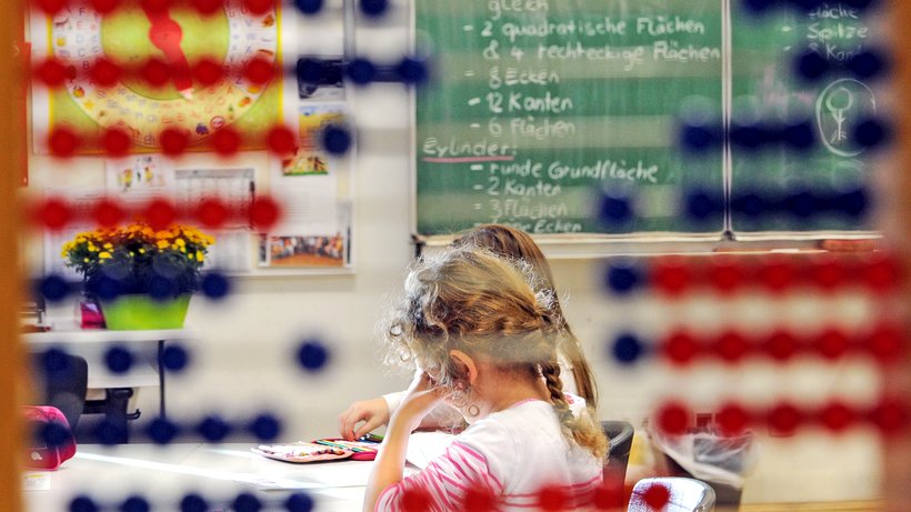 Grundschülerin in Klassenzimmer © Daniel Reinhardt/dpa