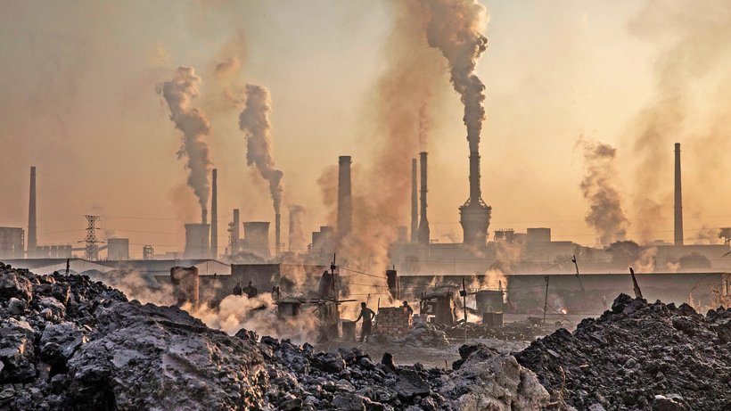 Bis Mitte des Jahrhunderts sollte es solche Bilder nicht mehr geben: Rauch steigt aus den Schloten einer nicht genehmigten Stahlfabrik in China. © Kevin Frayer/Getty Images